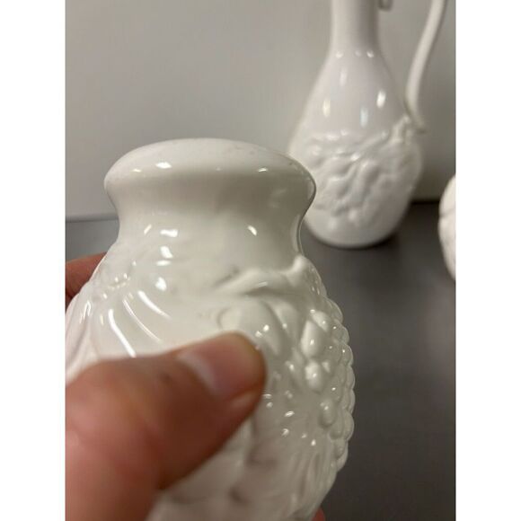 VTG Tabletops Gallery Vinegar Jar & Drizzle Spout & Ceramic Salt, Pepper Shaker - Picture 4 of 8